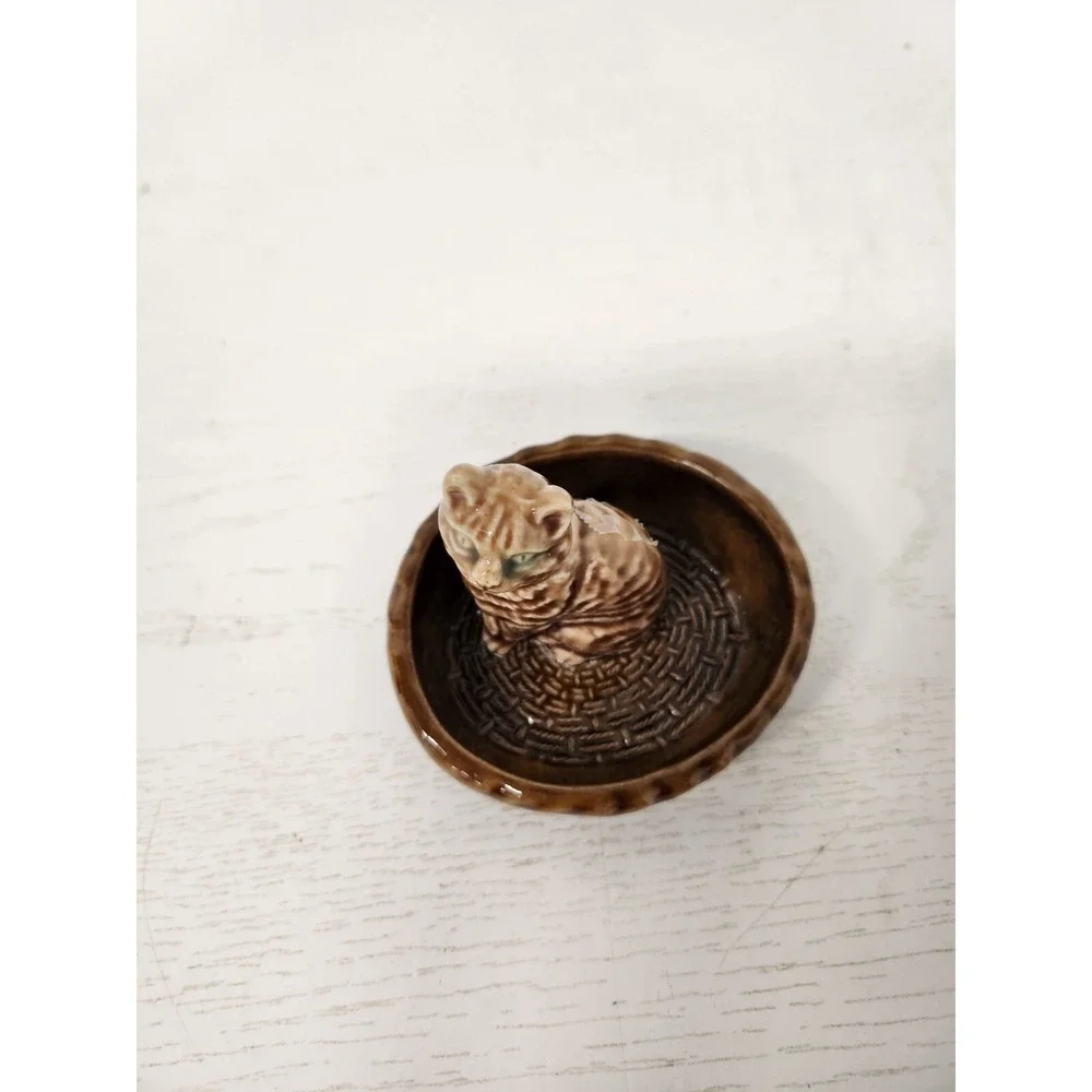 Vintage Wade Pottery England Green Eye Tabby Cat In A Basket Ceramic Figurine